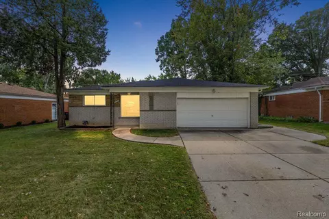 28074 Fontana Dr, Southfield, MI 48076