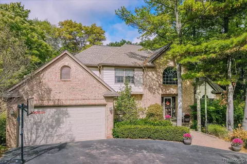 985 Indian Ridge Dr, Orion, MI 48362