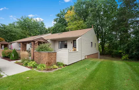 25691 Lexington Dr Apt Unit UNIT 6, South Lyon, MI 48178