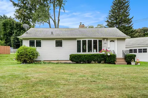 2331 Oakdale Dr, Waterford, MI 48329