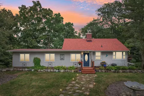 8730 Club House Dr, Brighton, MI 48116