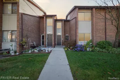 33797 Pondview Cir 49 8 Cir #49, Livonia, MI 48152