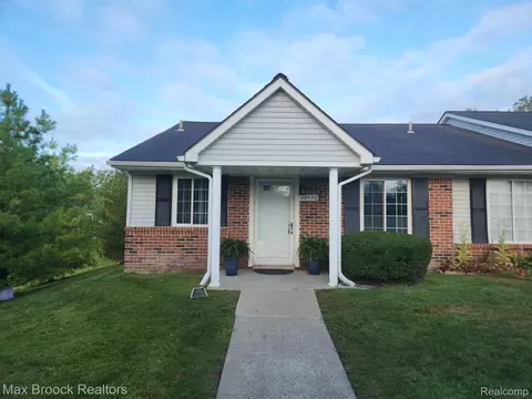29452 Pendleton Club Dr, Farmington Hills, MI 48336
