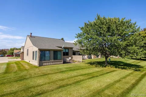 9871 Cambridge Ct, South Lyon, MI 48178