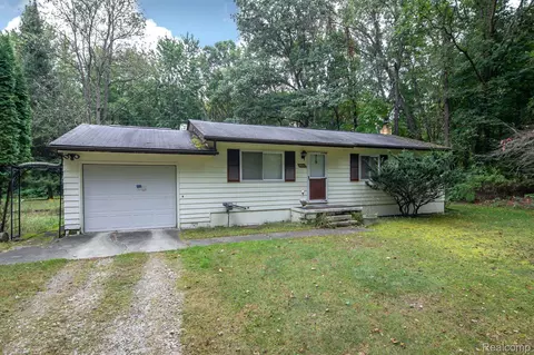 7534 Golf Club Rd, Genoa, MI 48843