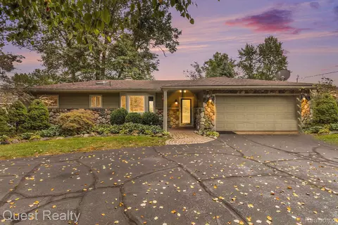 7040 Biscayne Ave, White Lake, MI 48383
