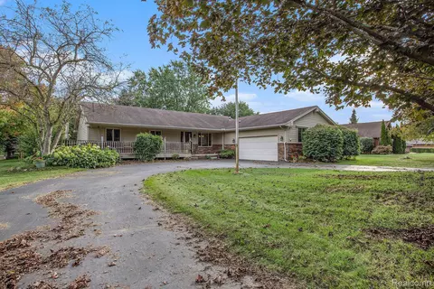 12590 Clover Ln, Green Oak, MI 48178
