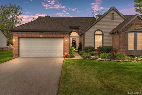 550 Golf Villa Dr, Oxford, MI 48371