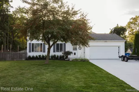 5009 Osworth Crt Ct, Waterford, MI 48327
