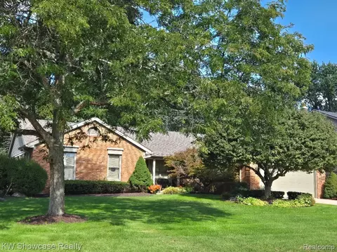 21452 Parklane St, Farmington Hills, MI 48335
