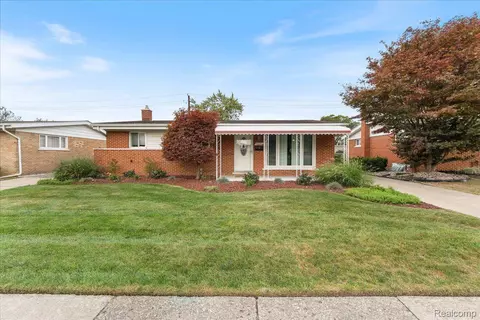 8691 Mercedes St, Dearborn Heights, MI 48127