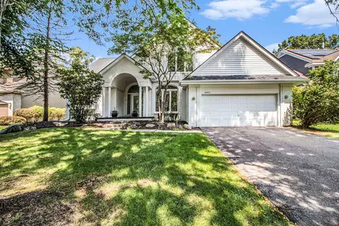 6282 Lindsay Crt Ct, West Bloomfield, MI 48324