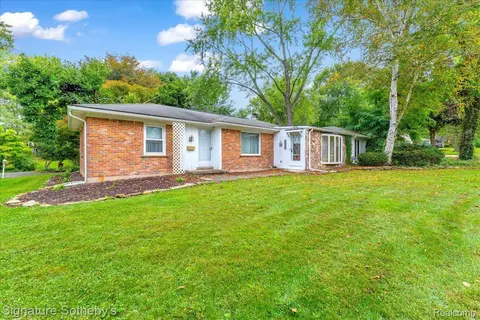 11916 Post Ln, Green Oak, MI 48178