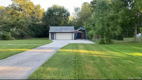 15665 Woodruff Rd, Rockwood, MI 48173