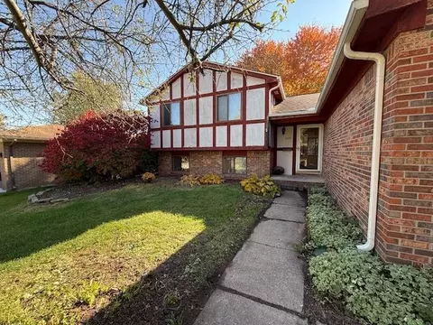 805 Abbey Ln, Milford, MI 48381