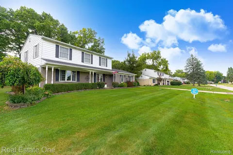 3055 Golfhill Dr, Waterford, MI 48329