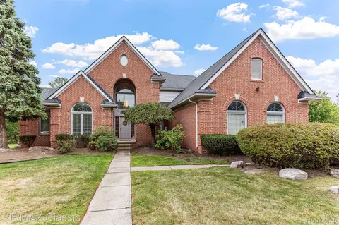 4493 Stoneview, West Bloomfield, MI 48322