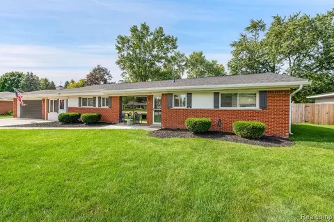 6657 Snow Apple Dr, Clarkston, MI 48346
