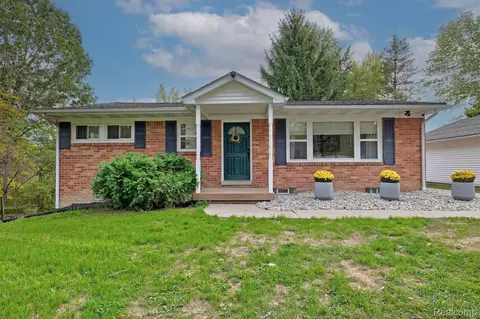 159 Grange Hall Rd, Groveland, MI 48462