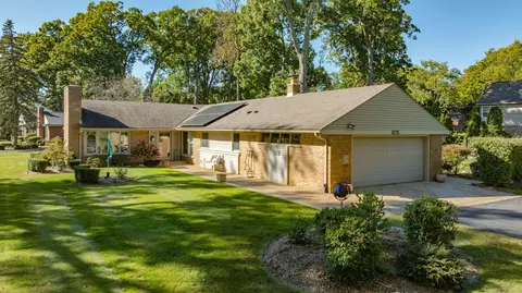 875 Pine Hill Dr, Bloomfield Hills, MI 48304