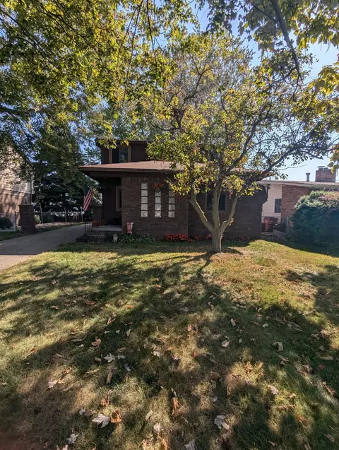 39440 Lakeshore Dr, Harrison, MI 48045