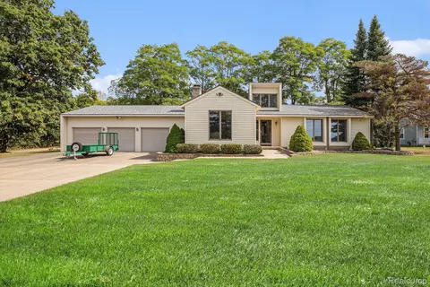 7630 Parkwood Dr, Tyrone, MI 48430