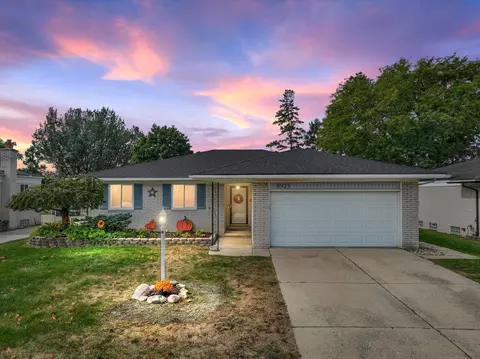 8925 Independence Dr, Sterling Heights, MI 48313