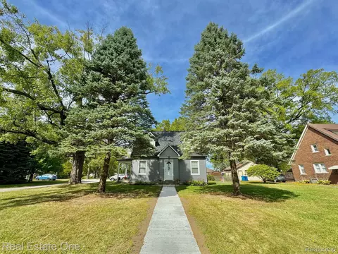 2357 Silver Cir, Waterford, MI 48328
