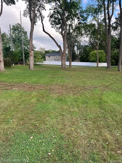 Vac Clintonville Rd, Waterford, MI 48329