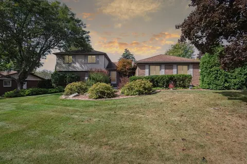 22765 Clear Lake Dr, Farmington Hills, MI 48335