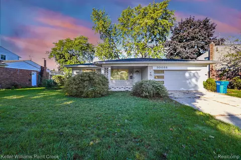 30055 Woodhouse Dr, Warren, MI 48092