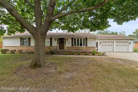 220 Park Ave, Holly, MI 48442