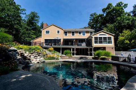 5495 Walnut Hills Dr, Genoa, MI 48116