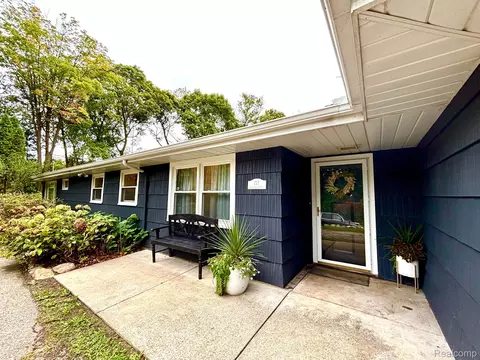 717 W Rockwell St, Fenton, MI 48430