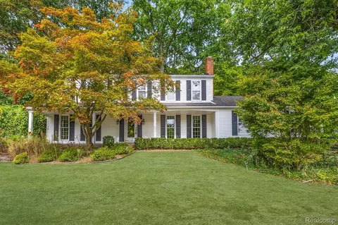 727 Basswood Dr, Rochester Hills, MI 48309