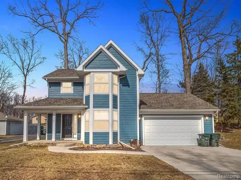 1117 Forest Lake Blvd, Lake Orion, MI 48362
