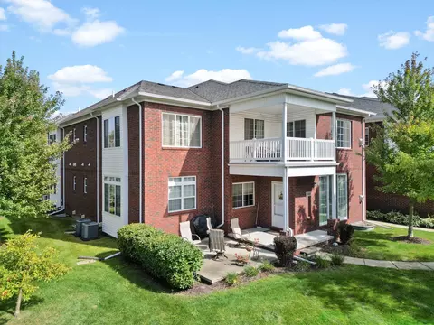 6945 Boulder Pointe Dr, Washington, MI 48094