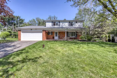 3140 Moraine Dr, Brighton, MI 48114