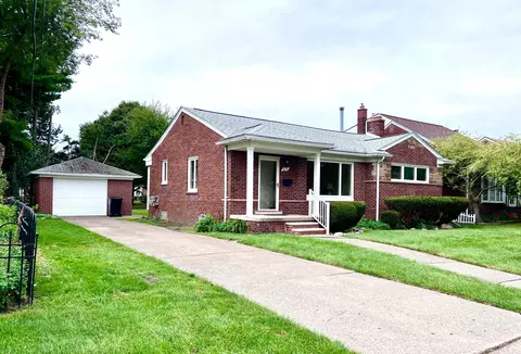 8156 Buckingham Ave, Allen Park, MI 48101