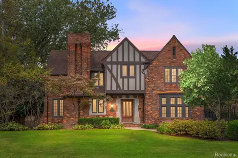 1239 Buckingham Rd, Grosse Pointe Park, MI 48230