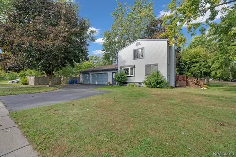 2675 Sinclair Ave, Waterford, MI 48328