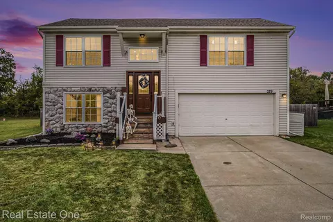 279 Andover Woods Dr, Fenton, MI 48430