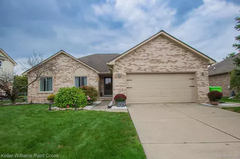 15718 Mulberry Dr, Macomb, MI 48042