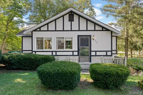 2514 Barton St, Commerce, MI 48382