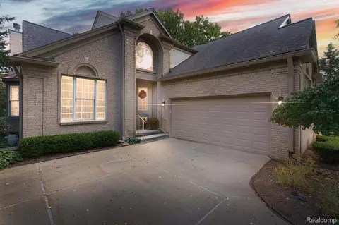 406 Wyngate Dr, Rochester, MI 48307