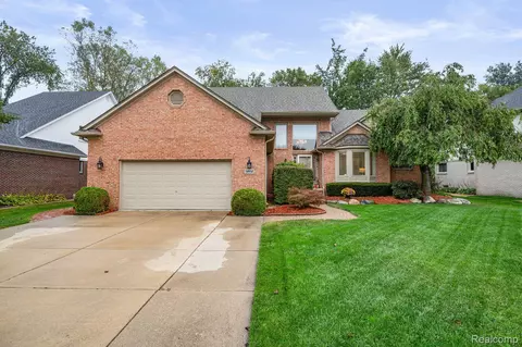 52652 W Hill Dr, Chesterfield, MI 48047