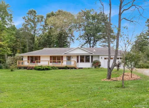 2829 Pineway Trl, Howell, MI 48855