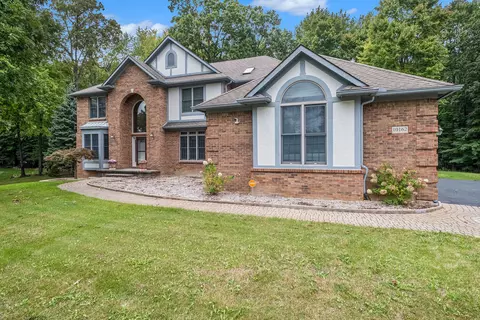 10162 Creekwood Trl, Springfield, MI 48350