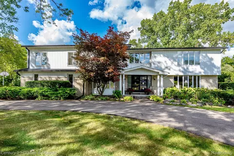 3386 Parkland Dr, West Bloomfield, MI 48322
