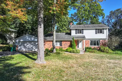 5662 Warbler Dr, Independence, MI 48346